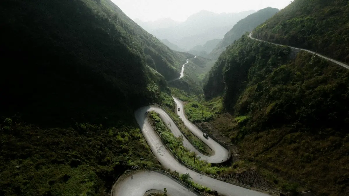 Straße mit Haarnadelkurven durch eine Schlucht in Ha Giang