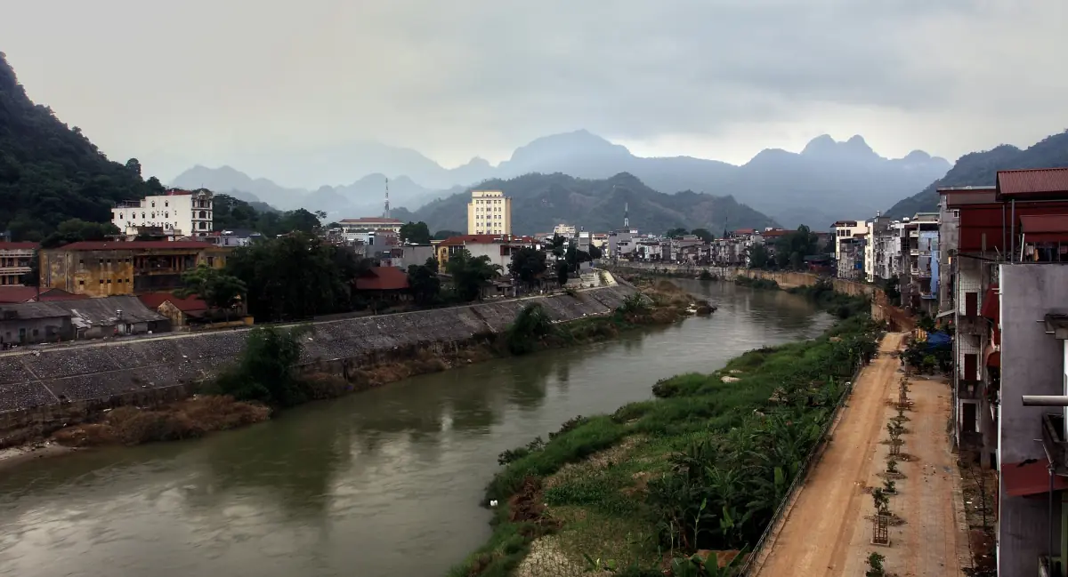Die Stadt Ha Giang und ihr Fluss unter fernen Bergen