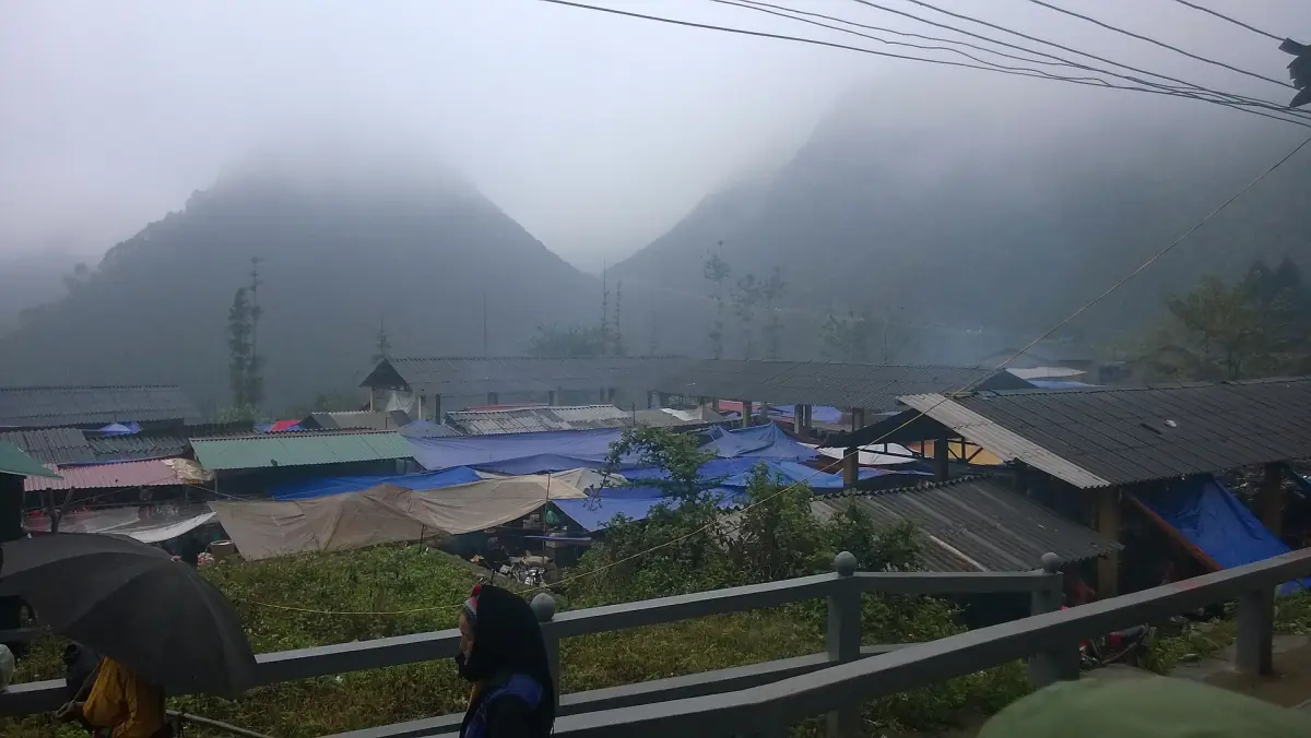 Marktzelte auf einem ländlichen Hang in der Provinz Ha Giang