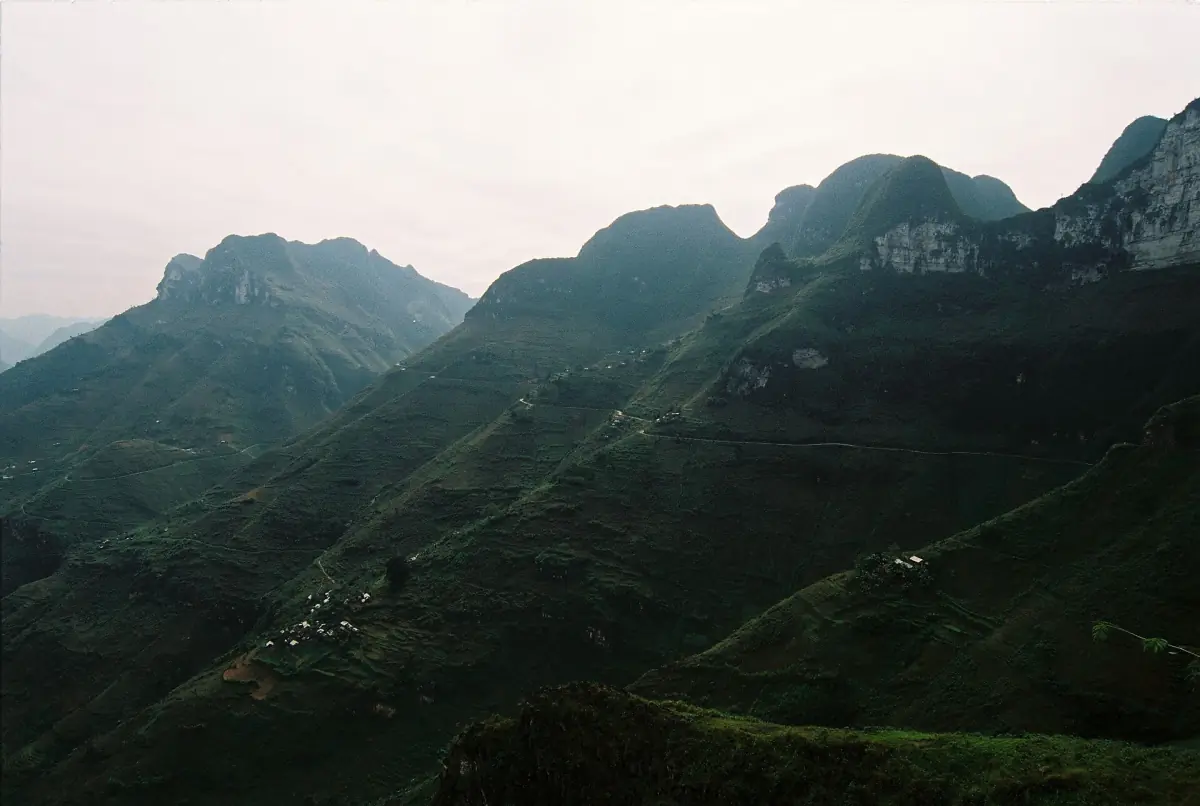 Bergstraße entlang der grünen Hänge des Ma Pi Leng Passes