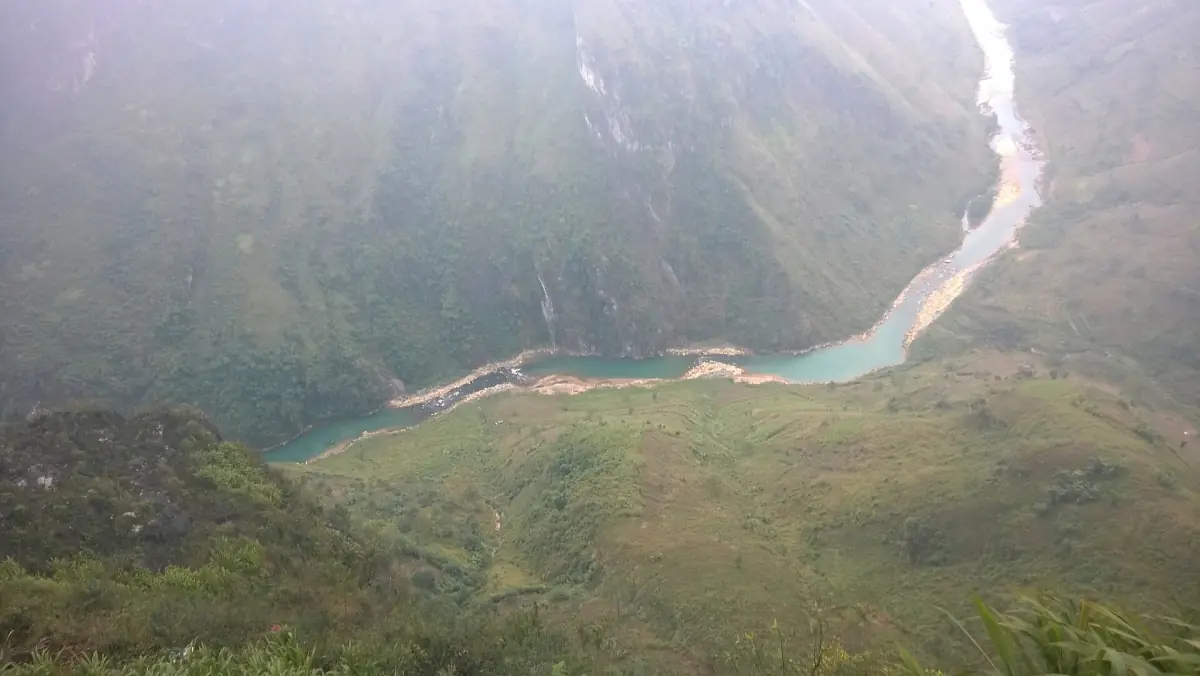 Blick auf die Ma Pi Leng Schlucht und den Fluss von der Seite von Meo Vac