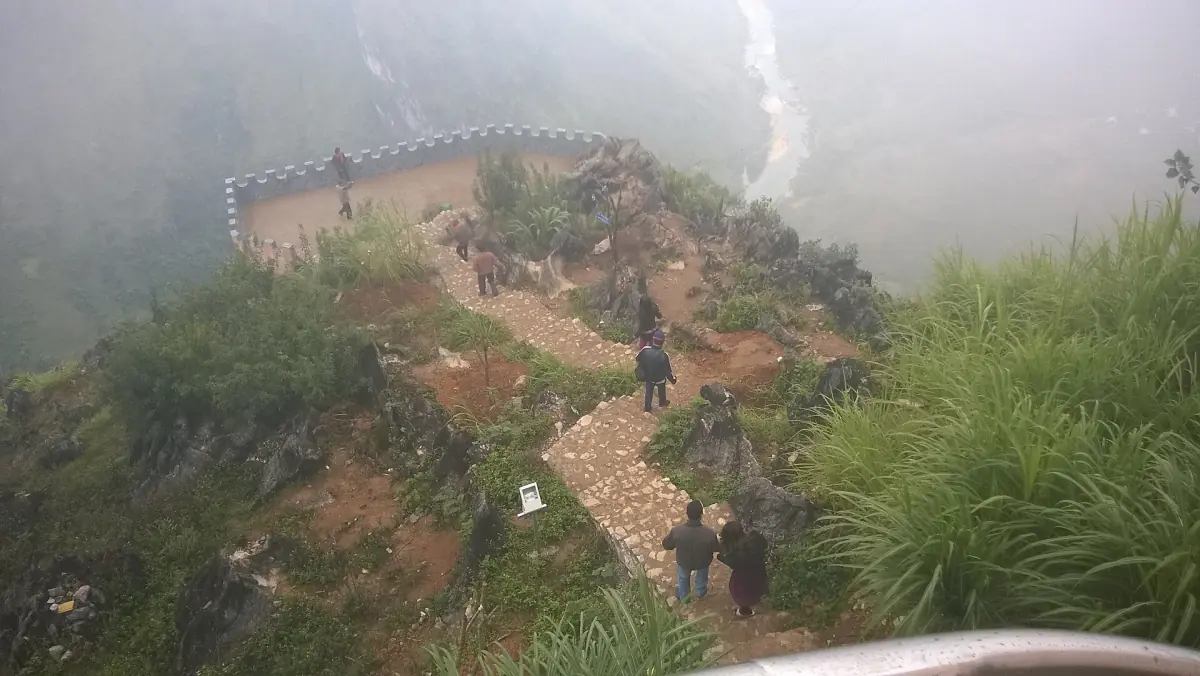 Aussichtsterrasse am Felsrand des Ma Pi Leng Passes im Nebel