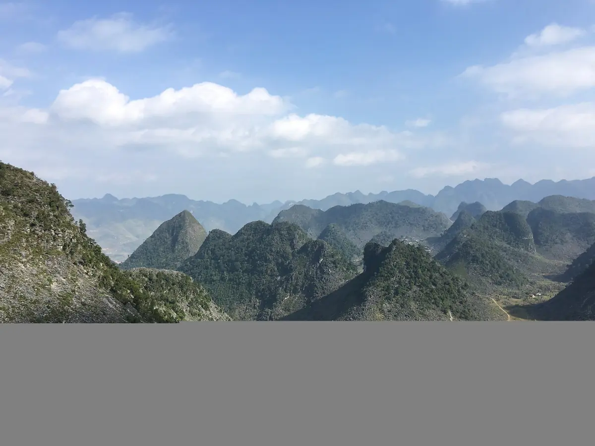 Karstgipfel und Täler von einem Kamm bei Meo Vac unter blauem Himmel