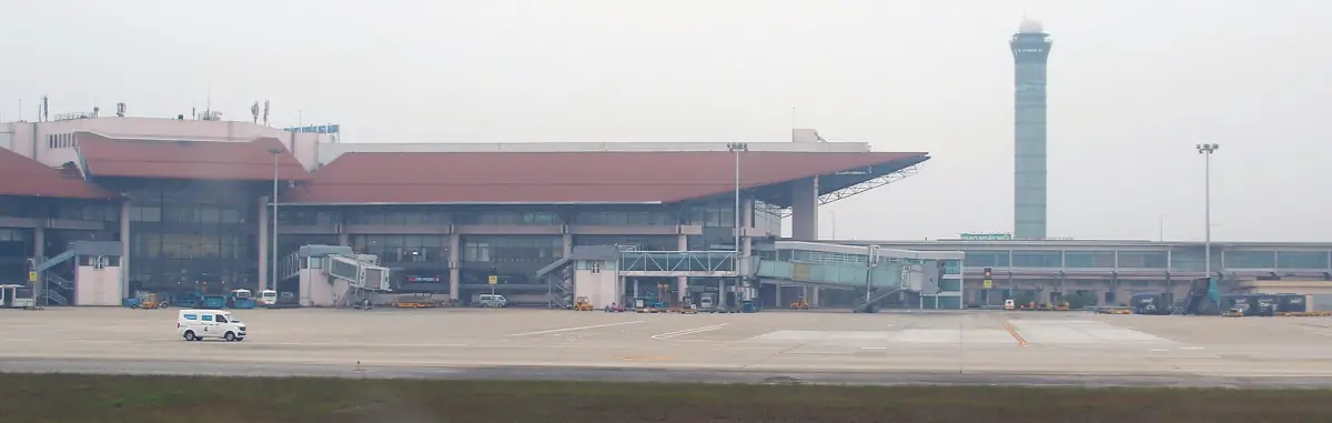Terminal und Kontrollturm des Flughafens Noi Bai in Hanoi